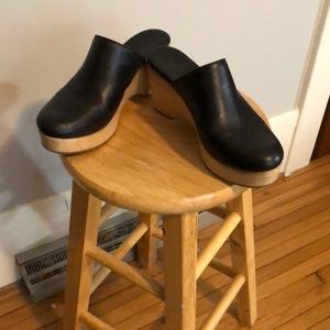 Black leather and wood Everlane clogs, size 8